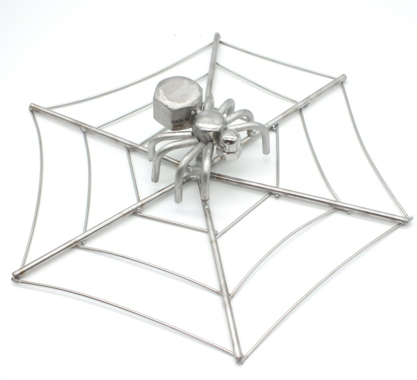 Spinnennetze aus Edelstahl mit Spinnen